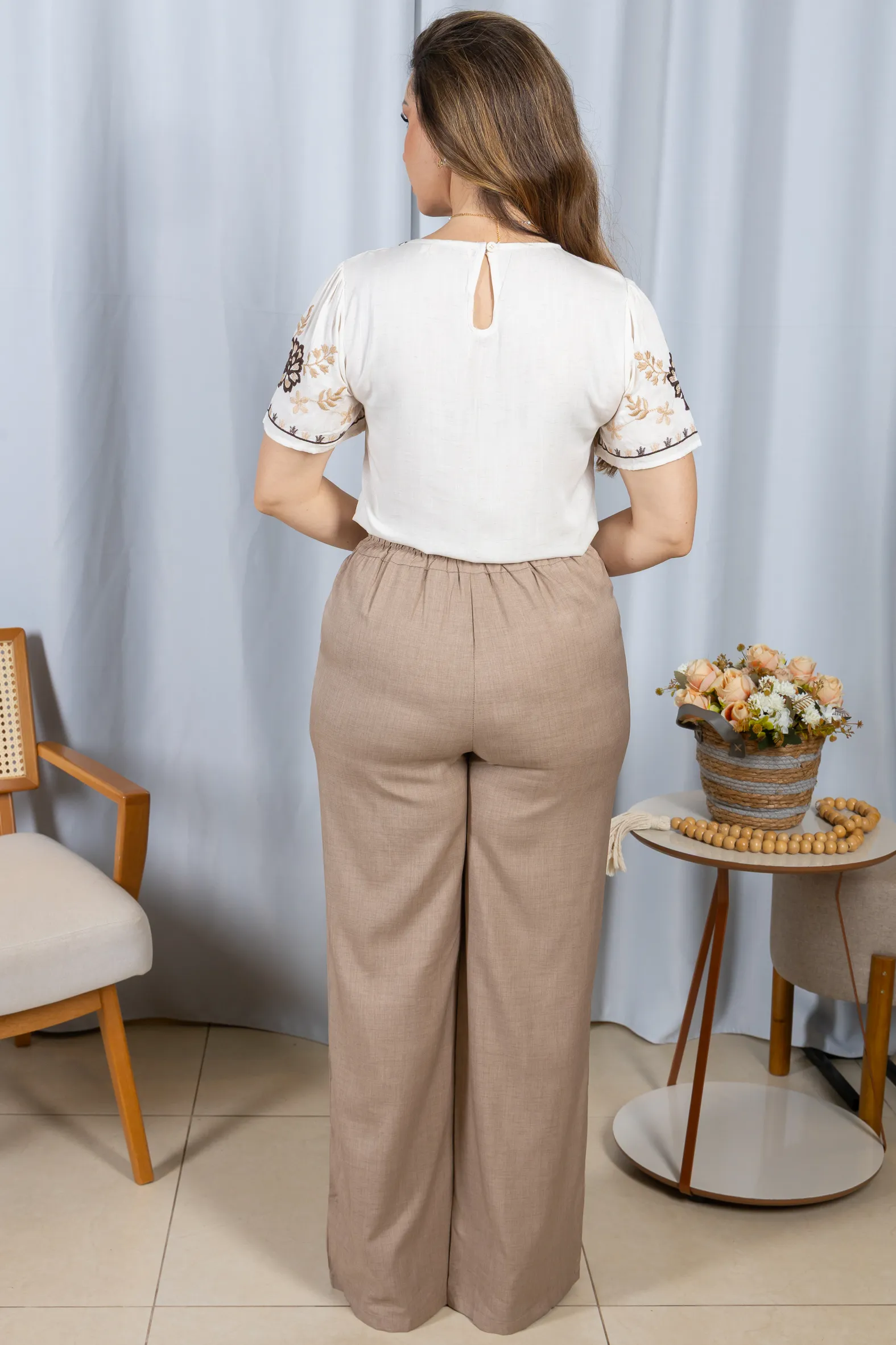 Blusa Manga Curta Visco-Linho Detalhes Bordados em Flores Darcy Branca - Image 15