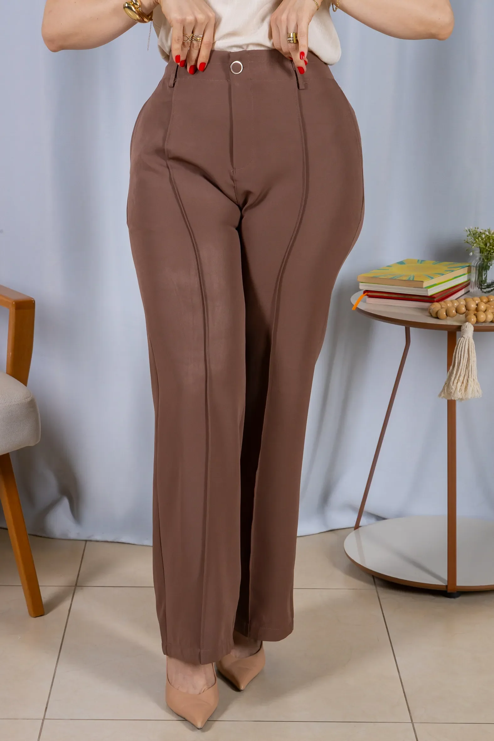 Calça Pantalona Alfaiataria Botão Encapado Margareth Marrom - Image 7