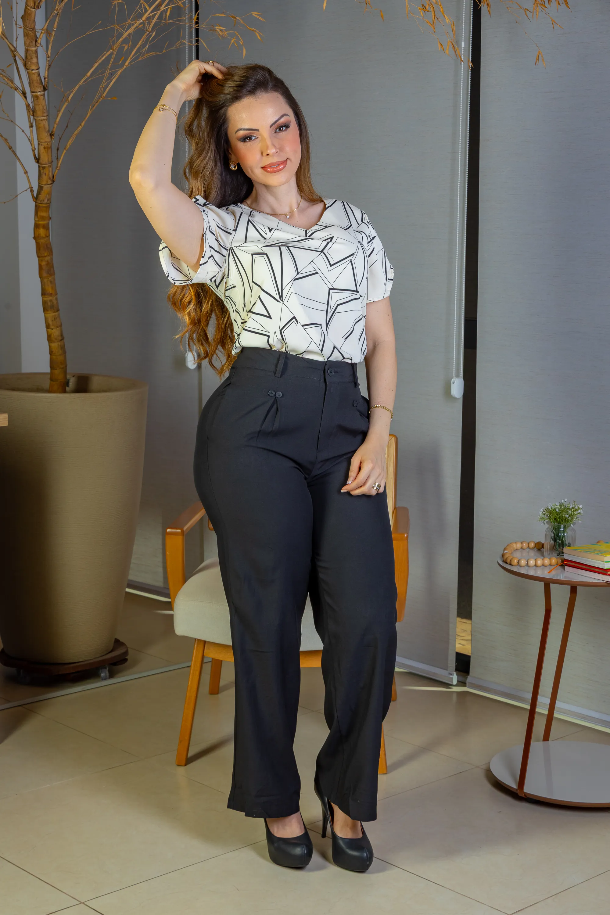 Calça Pantalona Detalhe Botões Crepe Alfaiataria Larissa Preta - Image 7