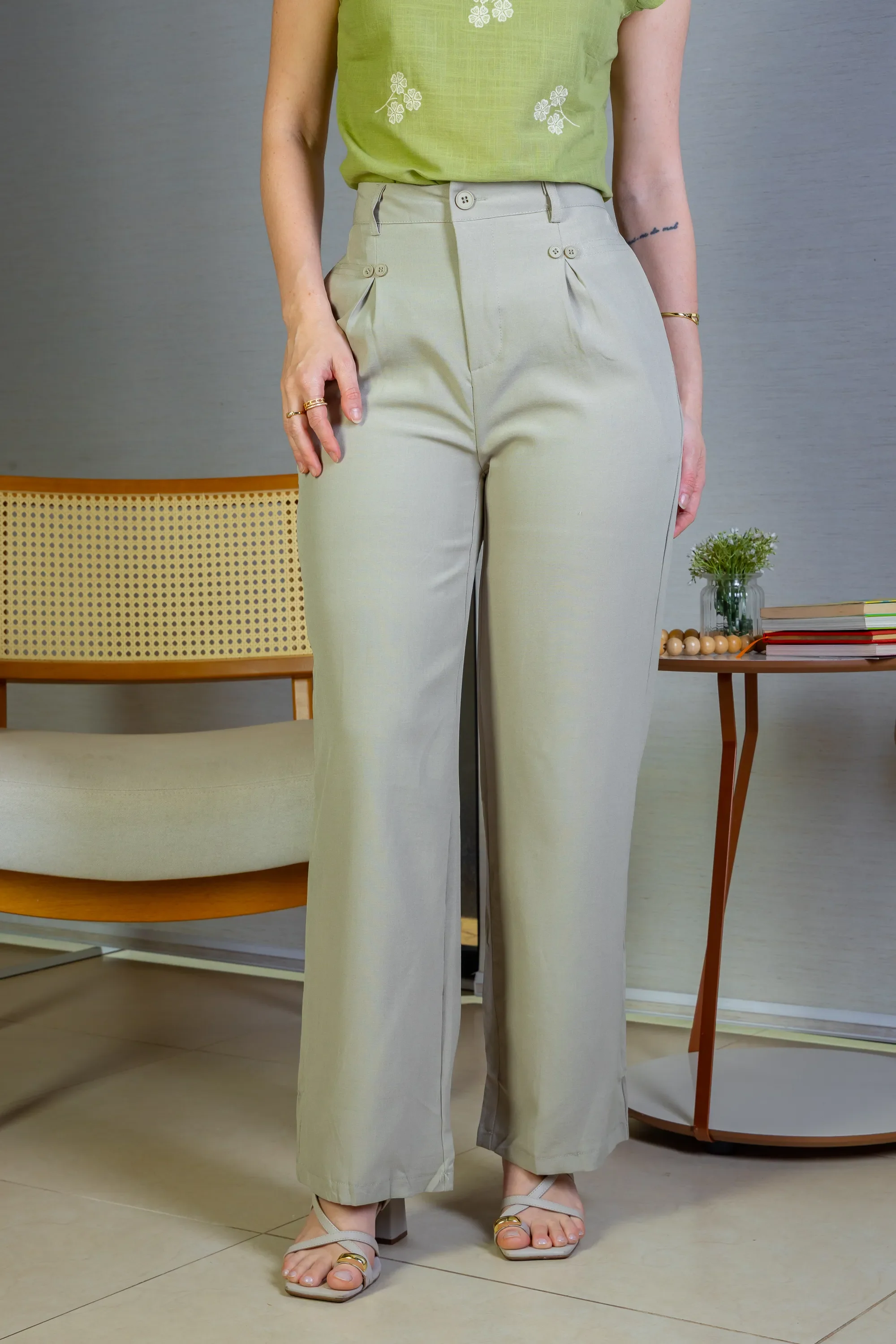Calça Pantalona Detalhe Botões Crepe Alfaiataria Larissa Verde - Image 6