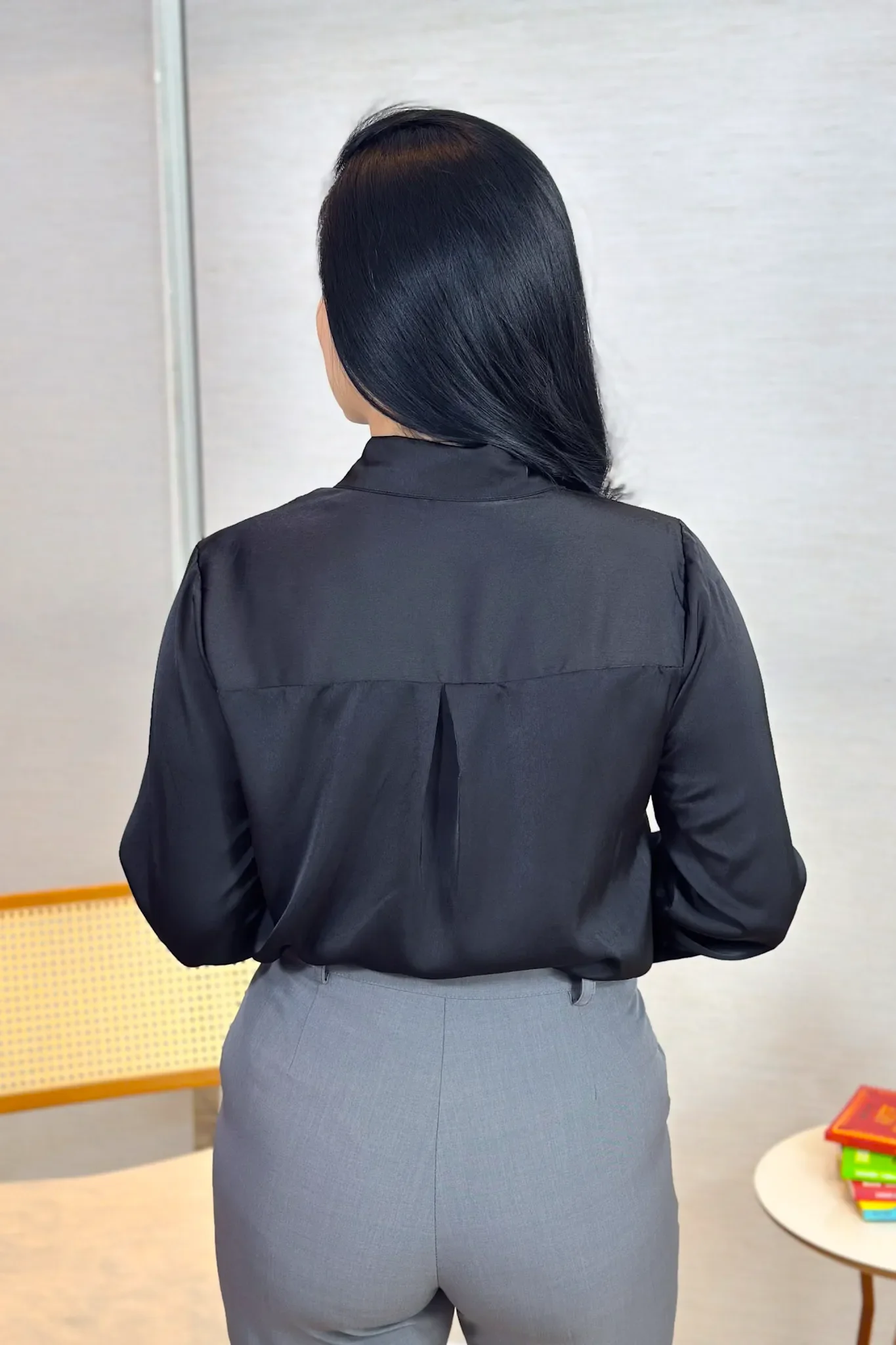 Camisa Manga Longa Classic Acetinado Detalhe Botões Silmara Preta - Image 4