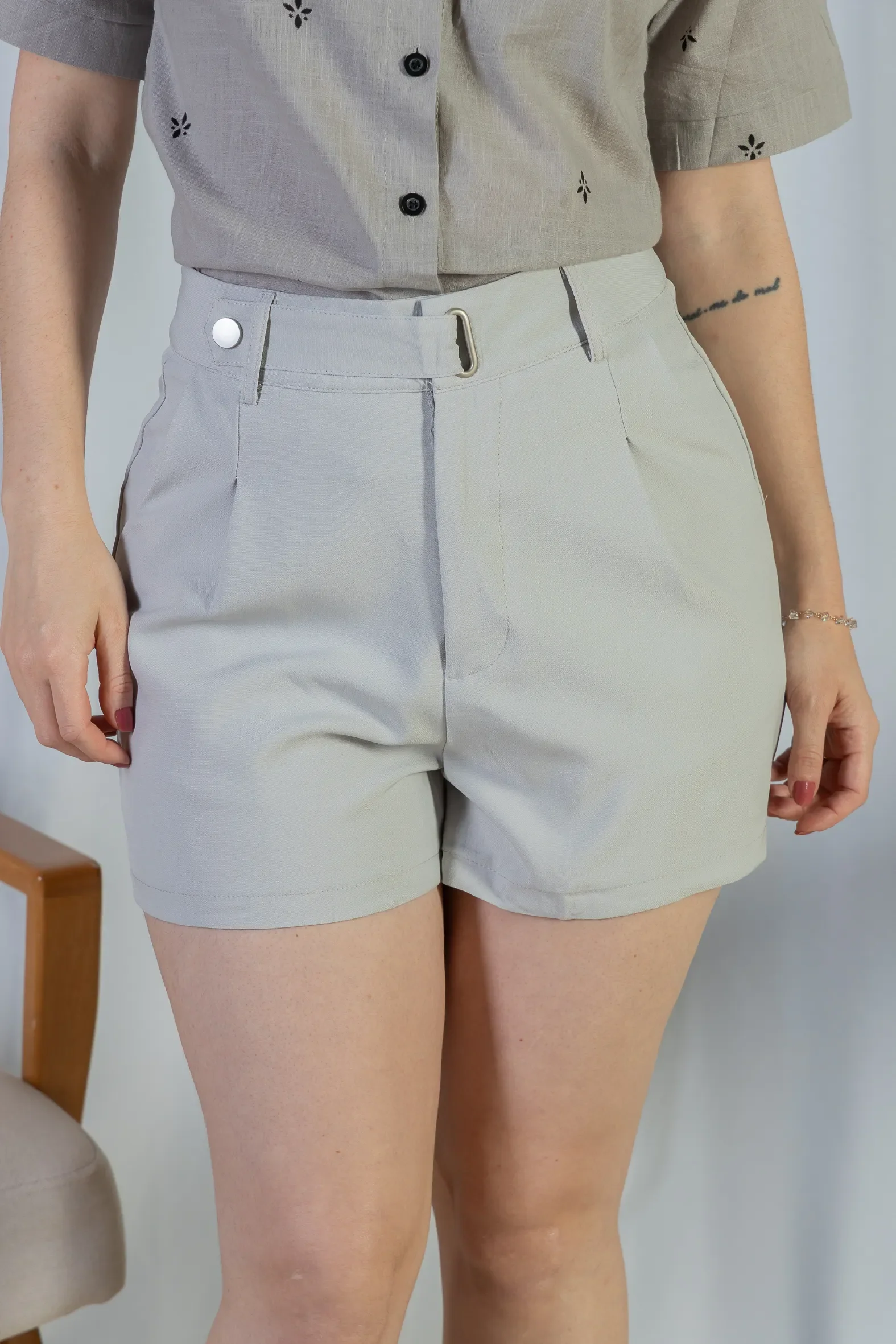 Shorts Detalhe Cós Assimétrico Alfaiataria Catarina Cinza Claro - Image 6